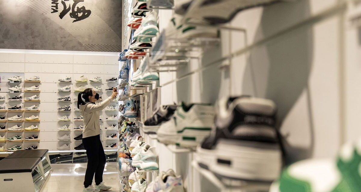 Chinese Sportswear Giant Anta to Raise $1.5 Billion After a Strong Run