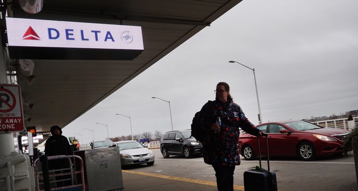 Delta Reports Quarterly Loss, Projects Strong Summertime Travel
