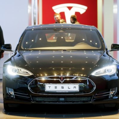 Tesla offers cash rebate on top models in China By Reuters