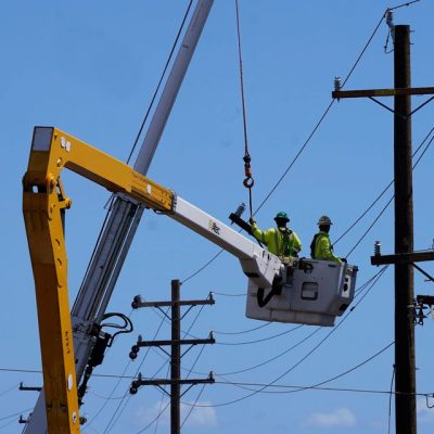 Hawaiian Electric Is in Talks With Restructuring Firms